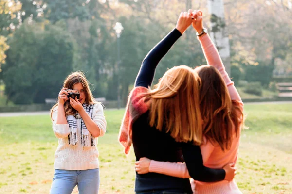 公園で彼女の友人を撮影若い女性 女の子の力 — ストック写真