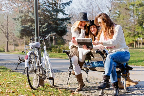 学生女の子とともに帽子オン公園ベンチとともにタブレットPc — ストック写真
