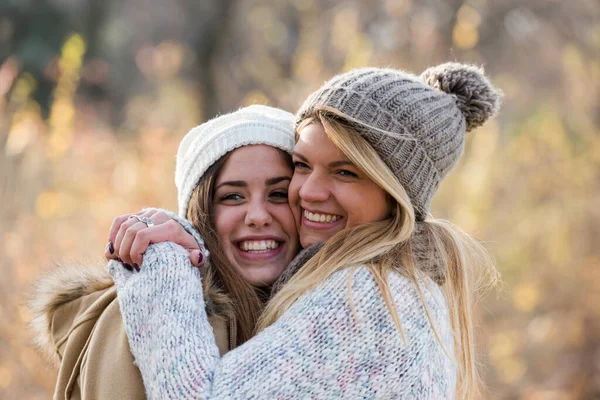 Dwie Piękne Dziewczyny Przytulanie Przyjaźń — Zdjęcie stockowe