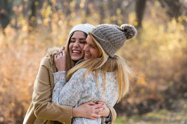 Dua Gadis Cantik Berpelukan Persahabatan — Stok Foto