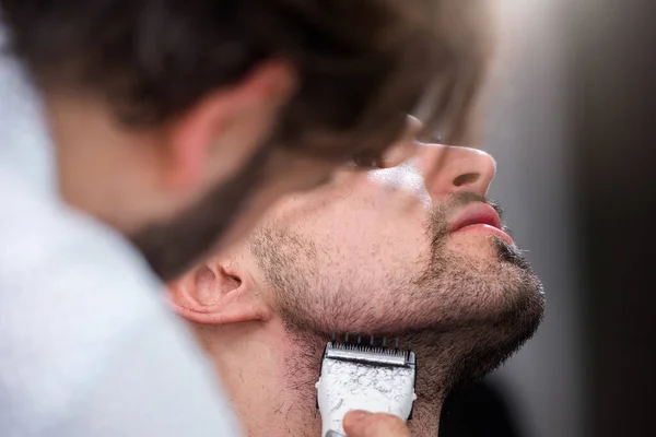 Uomo Con Barba Tagliata Nel Salone Parrucchiere — Foto Stock