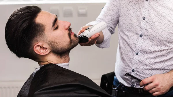 Homem Tendo Sua Barba Aparada Salão Cabeleireiro — Fotografia de Stock