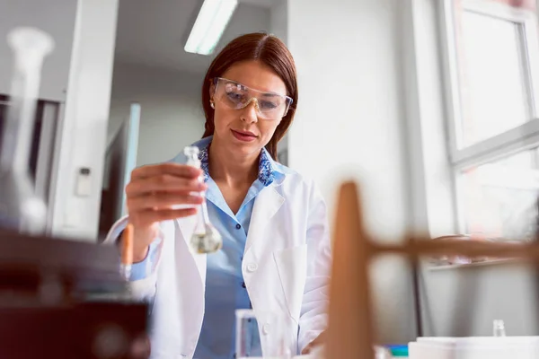 Mujer Científica Realizando Experimentos Laboratorio Investigación Laboratorio Química Médica — Foto de Stock