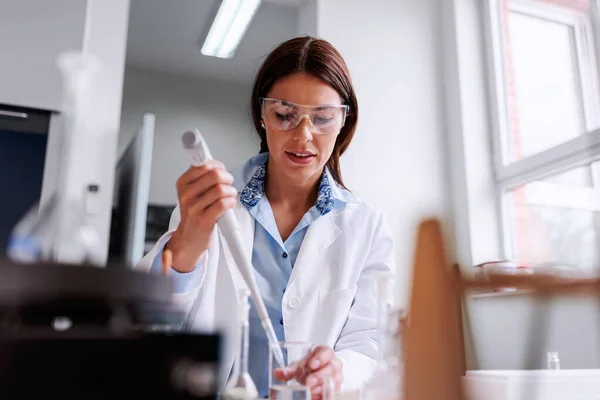 Mujer Científica Laboratorio Haciendo Pruebas Químicas — Foto de Stock