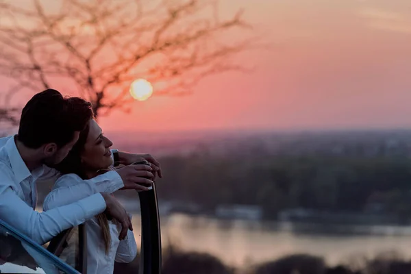 Romantisch Paar Zonsondergang Reizen Met Auto — Stockfoto