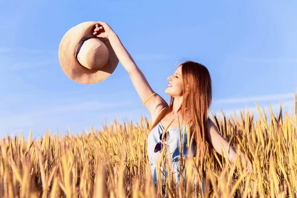 Buğday Tarlasında Güzel Genç Bir Kadın — Stok fotoğraf