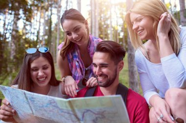 Bir grup arkadaş açık hava haritası arıyor. Şehir molası.