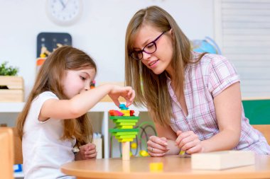 Yaratıcı çocuk eğleniyor annesiyle birlikte