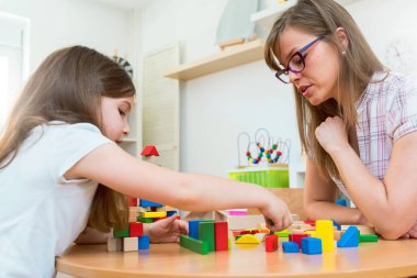 Anaokulu Öğretmeni Çocukla Blok Oynuyor