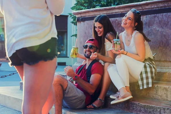 Gruppe Von Freunden Hat Spaß Bei Sommerlichen Drinks Freien — Stockfoto
