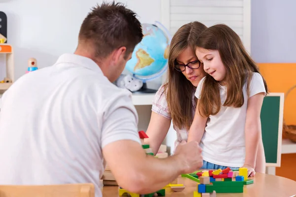 おもちゃのブロックと一緒に遊ぶ家族 — ストック写真