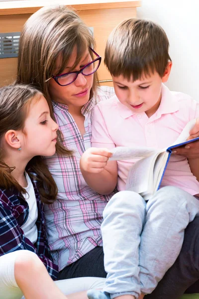 Moeder Leest Een Boek Voor Kinderen Thuis — Stockfoto