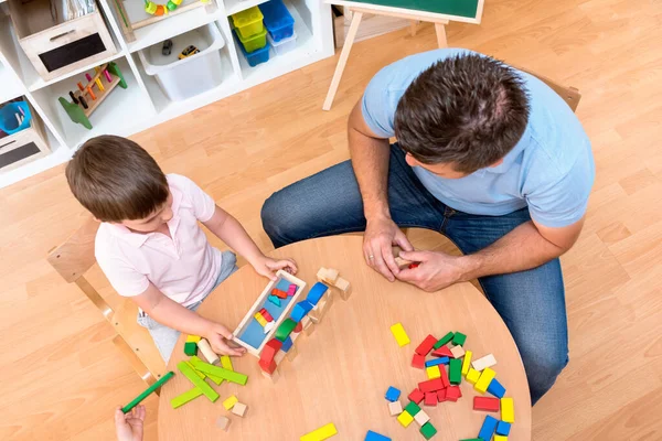 Vader Zoon Spelen Met Speelgoed Blokken — Stockfoto