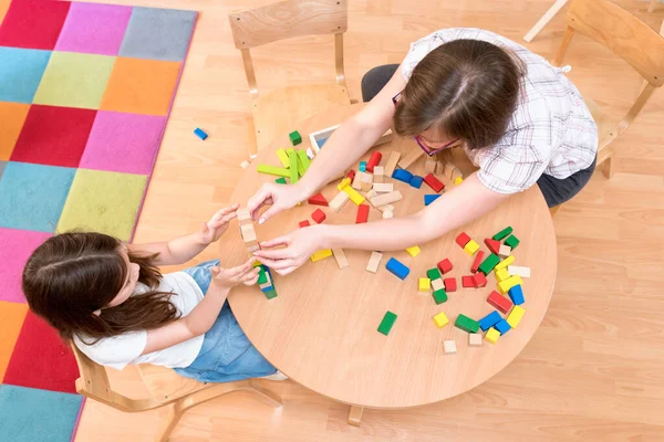 Förskola Lärare Spelar Block Med Barn — Stockfoto