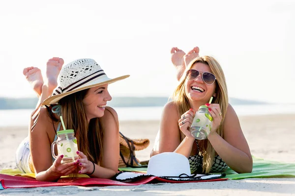 Chicas Disfrutando Tumbado Playa Verano — Foto de Stock