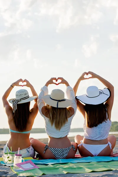 Chicas Con Sombreros Playa Verano Mostrando Corazones — Foto de Stock