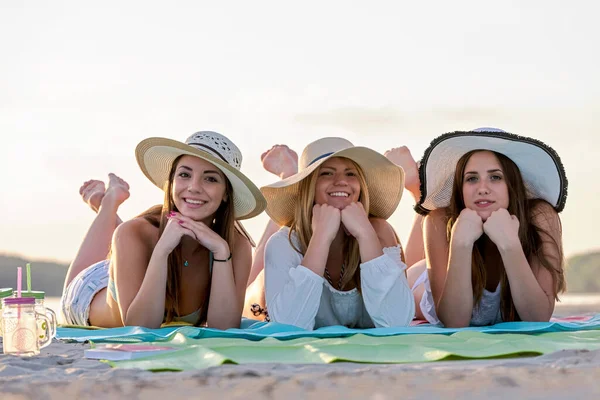 Chicas Disfrutando Tumbado Playa Verano — Foto de Stock