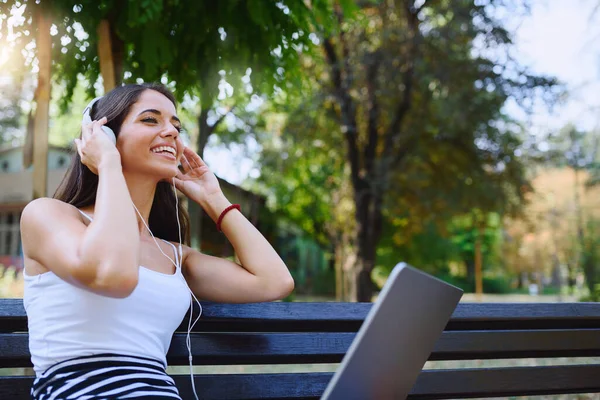 Dizüstü Bilgisayar Üzerinde Kamu Parki Sohbet Oturan Güzel Genç Kadın — Stok fotoğraf