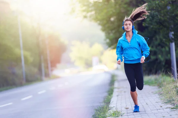 Miejska Kobieta Jogger Biegnie Przez Ulicę — Zdjęcie stockowe