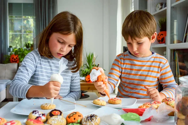 Çocuklar Cadılar Bayramı Kutlaması Için Kurabiye Pişiriyor — Stok fotoğraf