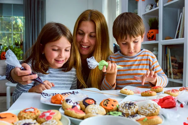 Moeder Met Kinderen Versieren Koekjes Voor Halloween Viering — Stockfoto