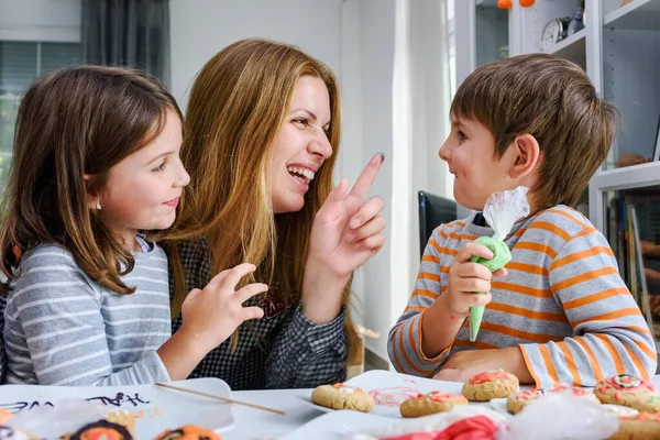 Madre Con Niños Decorando Galletas Para Celebración Halloween — Foto de Stock