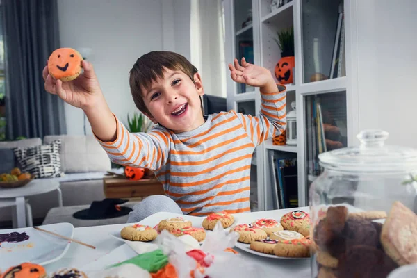 Chłopiec Dekorowanie Ciasteczka Halloween Uroczystości — Zdjęcie stockowe