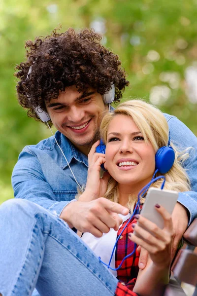Young Couple Headphones Listening Music Using Smartphone Outdoors — Stock Photo, Image