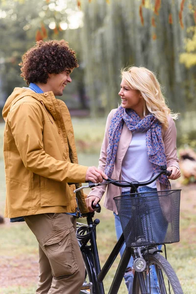 年轻夫妇骑着自行车在公园里散步 — 图库照片
