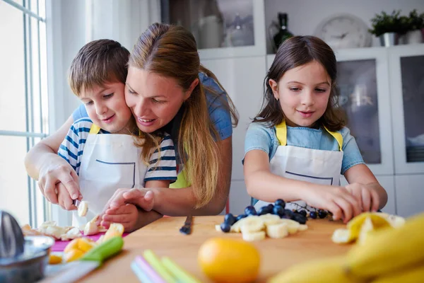 Crianças Felizes Com Mãe Cozinha Preparando Lanche Frutas Saudáveis — Fotografia de Stock
