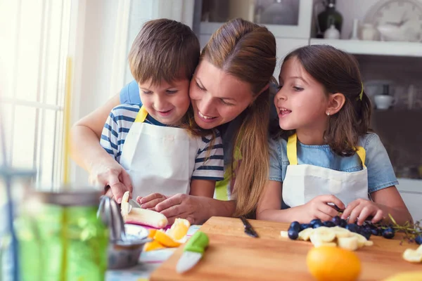 Niños Pequeños Felices Con Madre Cocina Preparando Bocadillo Frutas Saludables — Foto de Stock