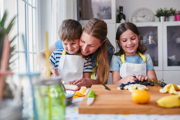 Niños Pequeños Felices Con Madre Cocina Preparando Bocadillo Frutas Saludables — Foto de Stock