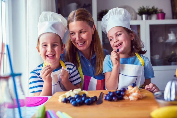 Crianças Felizes Com Mãe Cozinha Preparando Lanche Frutas Saudáveis — Fotografia de Stock