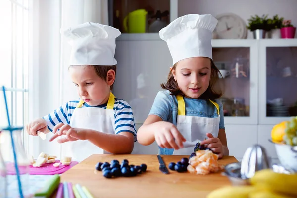 Kinderkoks Keuken Bereiden Van Een Gezonde Fruitsnack Activiteiten Voor Kinderen — Stockfoto