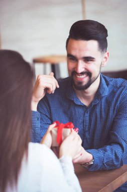 Erkek, kız arkadaşına bir hediye verir.