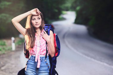 Genç kadın yolcunun sırt çantası ile