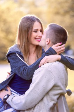 Parkta birbirine sarılan aşk çifti