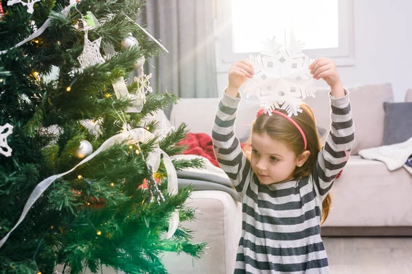 Karácsonyfa Díszítő Gyönyörű Kislány — Stock Fotó
