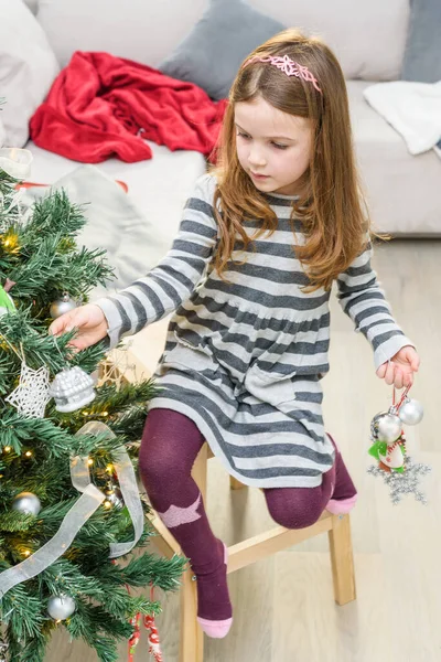 Belle Petite Fille Décorant Arbre Noël — Photo
