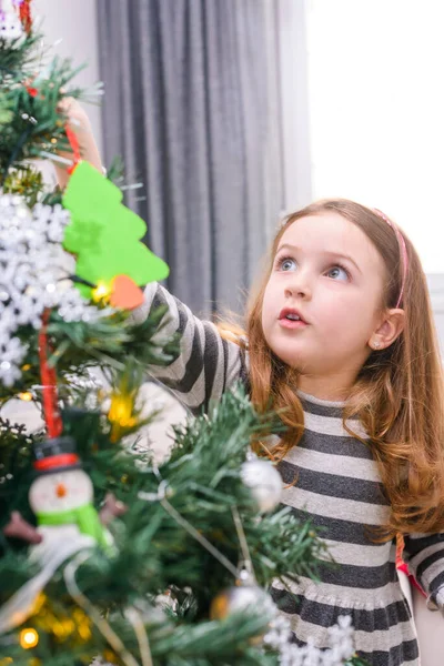 クリスマス ツリーを飾る美しい少女 — ストック写真