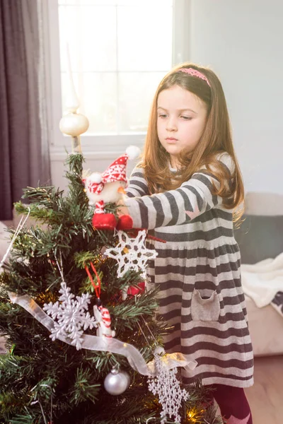 Karácsonyfa Díszítő Gyönyörű Kislány — Stock Fotó