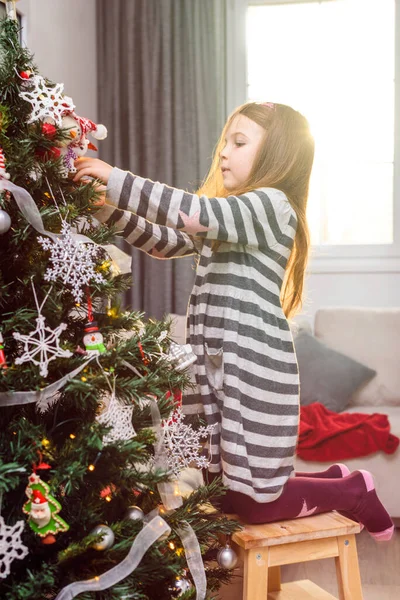 Menina Bonita Decorando Árvore Natal — Fotografia de Stock