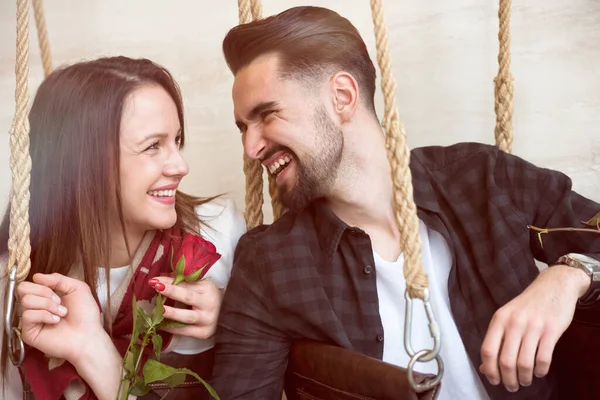 Sorrindo Jovem Casal Amor Com Rosa Vermelha — Fotografia de Stock