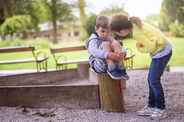 Junge Und Mädchen Auf Spielplatz — Stockfoto