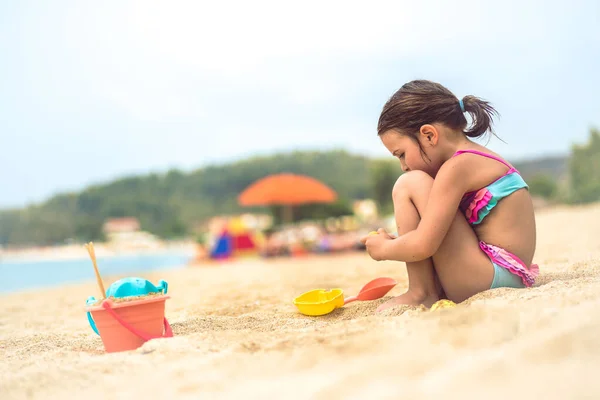 Klein Meisje Spelen Met Zand Het Strand — Stockfoto