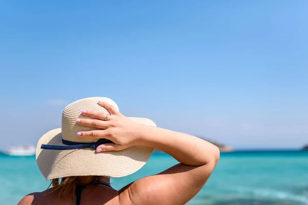 Mujer Sombrero Playa Vista Trasera — Foto de Stock