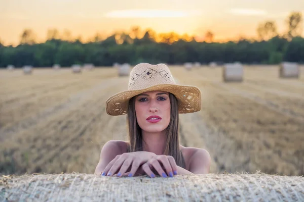 Young Woman Straw Hat Field Haystacks — Stock Photo, Image