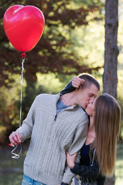 Kalp Şeklinde Balonları Olan Genç Bir Çift Parkta — Stok fotoğraf