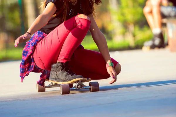 Genç Bir Kadın Uzun Panoda Dışarıda Eğleniyor — Stok fotoğraf