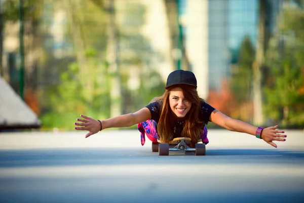 여자는 스케이트 보드를 — 스톡 사진